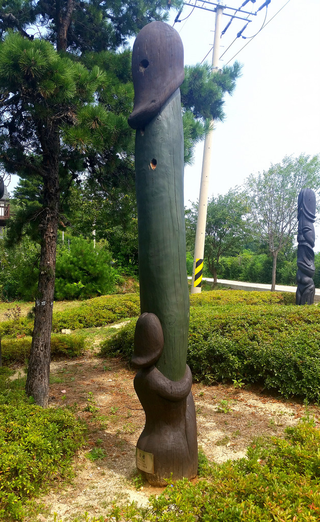 Illustration for article titled Hay un parque con decenas de penes gigantes en Corea del Sur